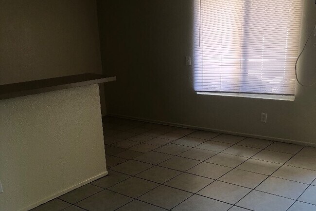 Foto del edificio - 943 E Ave R