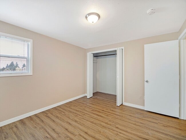 Building Photo - MID-CENTUTY MODERN 4 BEDROOM/2 BATH HOME-MUST SEE TO APPRECIATE!!