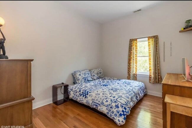 Foto del edificio - 2 Bed 1 Bath - Apartment with central AC/Heat - $1,350