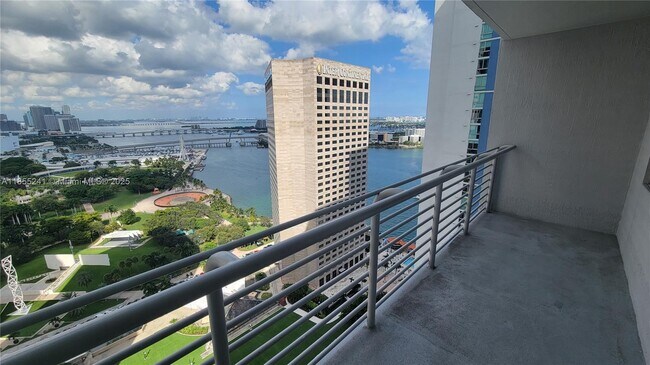 Foto del edificio - 325 S Biscayne Blvd