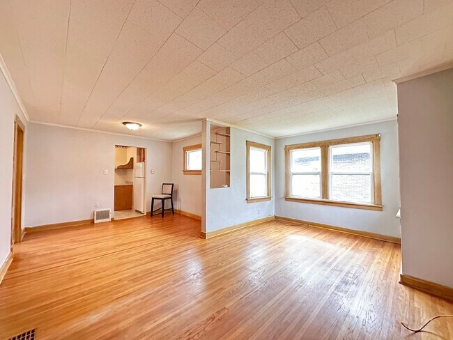 Building Photo - Beautiful 2 bedroom house with garage $875
