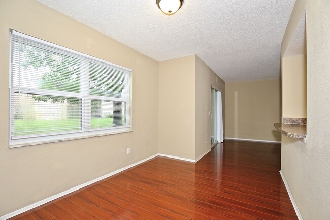 Building Photo - Beautiful 2/2 Condo with Full Lawn Care Included Located in Hawthorne Village – Orlando!