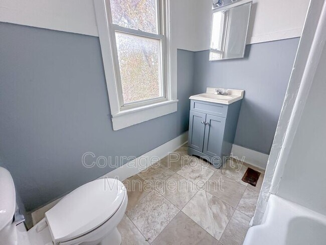 Building Photo - 308 Lormore St