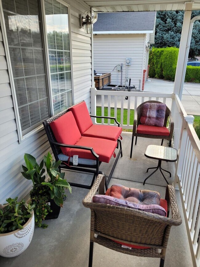 Building Photo - Pet Friendly Tranquil Oasis!