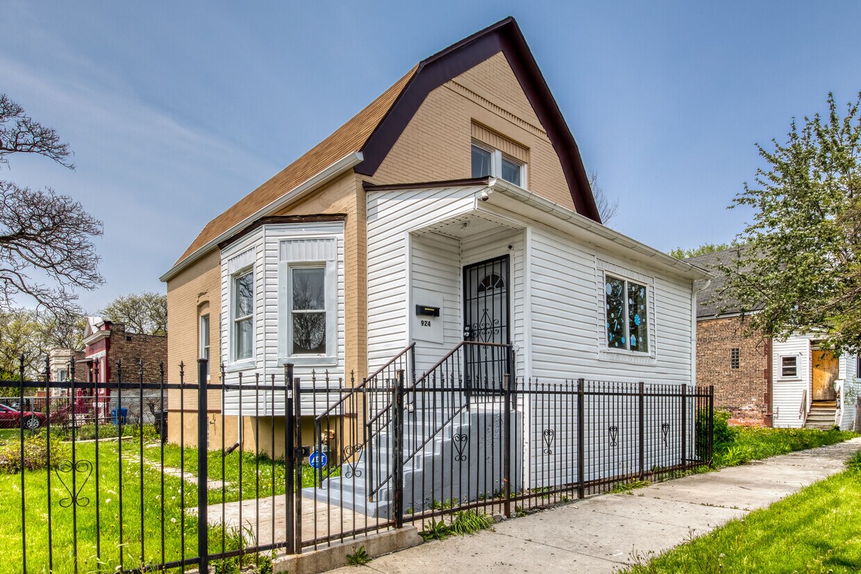 Primary Photo - 924 S Karlov Ave