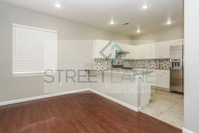 Foto del edificio - REDUCED! -Now offering $250 off first full...