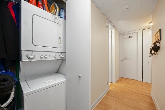 Building Photo - Beautiful corner unit with lake and city v...