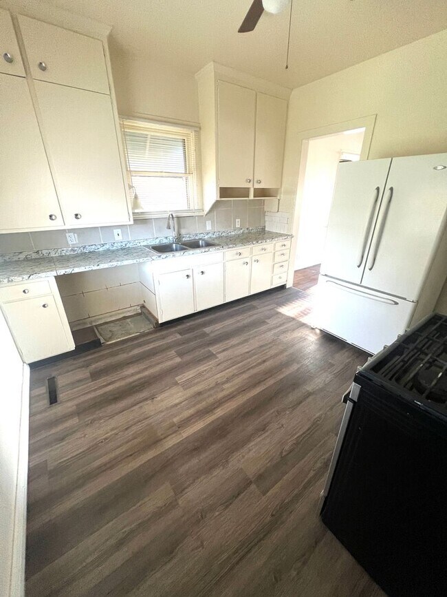 Foto del edificio - 4 Bedroom 2 Bath Single Family Home