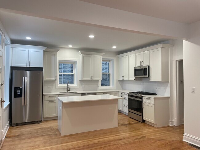 Building Photo - 4430 N Maplewood Ave
