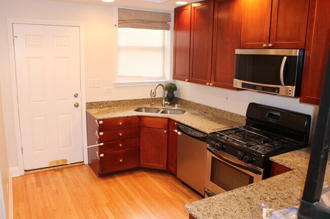 Building Photo - 7078 N Wolcott Ave