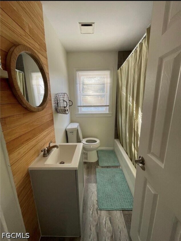 Foto del edificio - 26900 N Riverside Dr