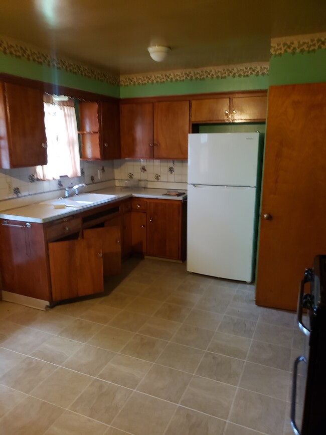 Kitchen - 19213 Sumpter Rd