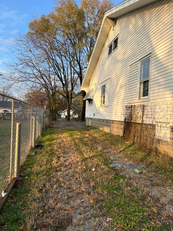 Building Photo - 1426 E Locust St