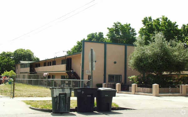 Building Photo - 944 N Vine Ave