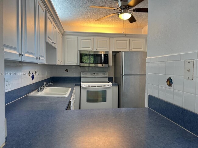 Building Photo - 9441 Evergreen Pl