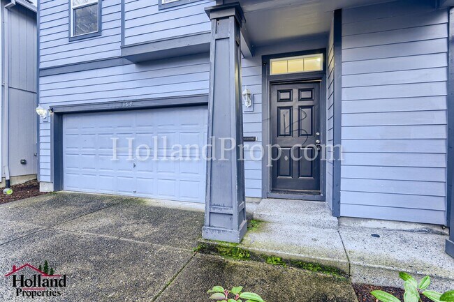 Foto del edificio - Lovely Fenced-Yard Single-Family Home in H...