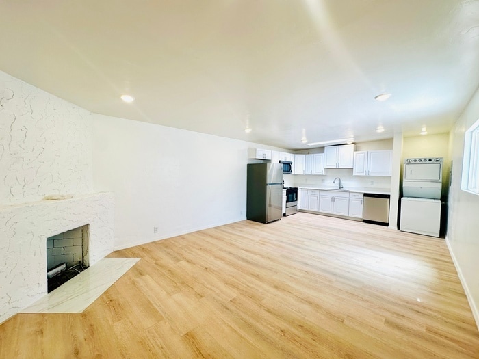 Primary Photo - Modern Style Renovated 2 Bedroom with Wash...