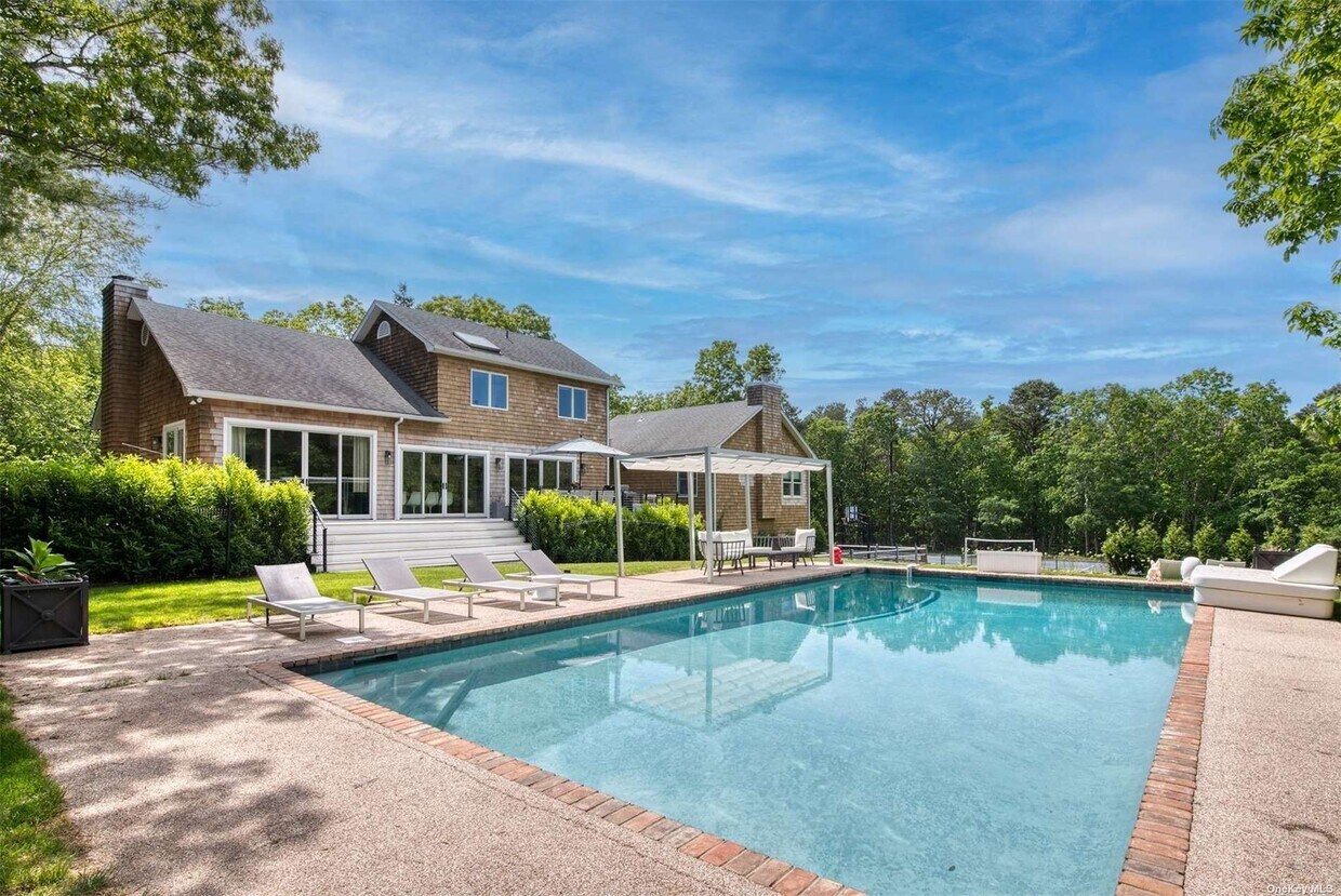 Primary Photo - 858 Old Sag Harbor Rd