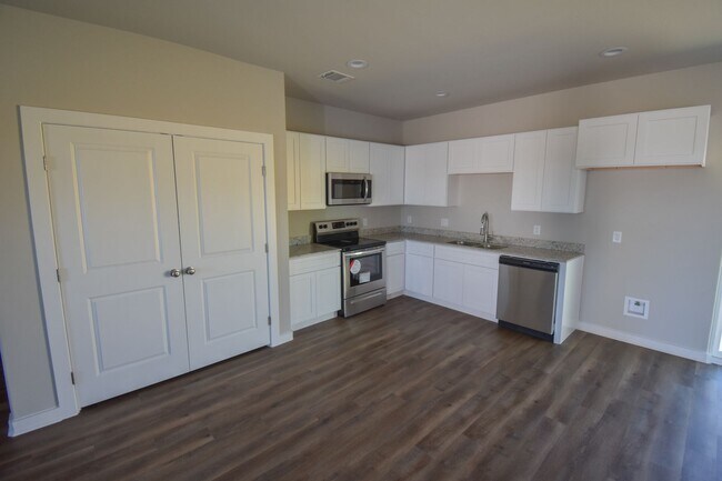 Building Photo - Beautiful 3 BR / 2 BA Home!