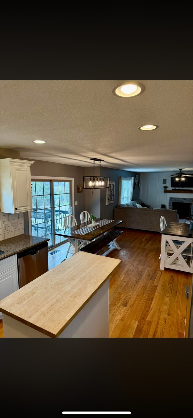 Foto del edificio - 812 Carousel Ct