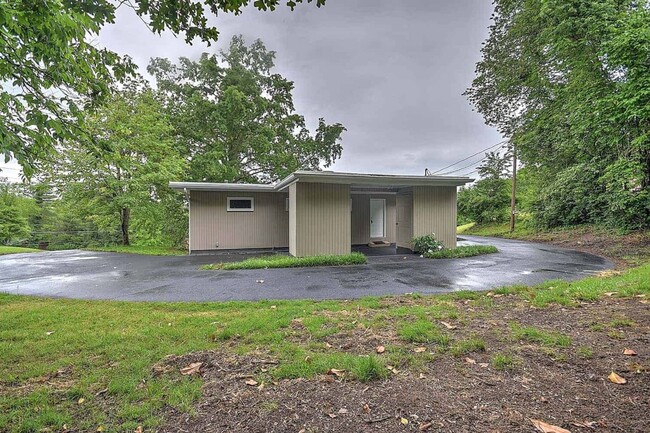 Building Photo - Renovated 3–4 Bedroom Home for Rent | 2,700+ Sq Ft | Bristol TN