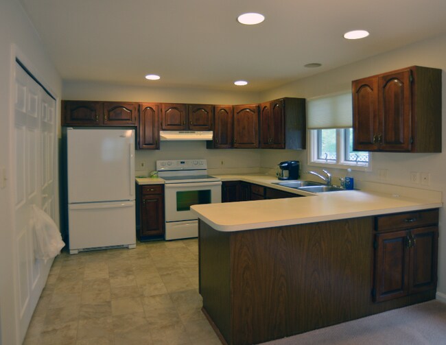 Building Photo - 1033 Hillview Ln