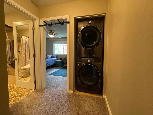 Foto del edificio - Stylish Corner Condo In Prime Location w/ Parking, Private Outdoor Space & W/D