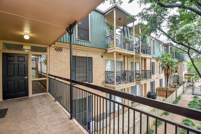 Building Photo - Post Oak Apartment Ready for Quick Move in!