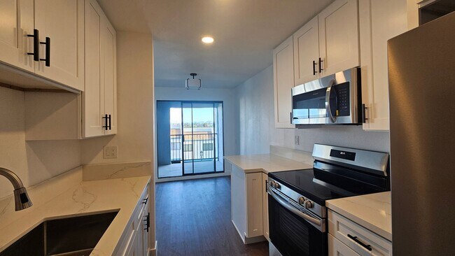 Foto del edificio - Beautiful 2BD 1.5BA Recently Remodeled Condo in Forest Park Plaza