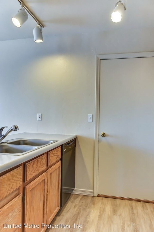 Foto del edificio - 8400 E Lakeshore Dr