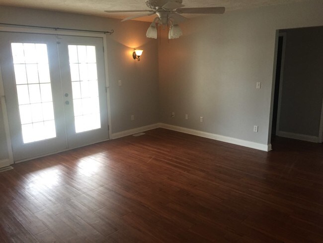 Building Photo - 1512 Laura Ln