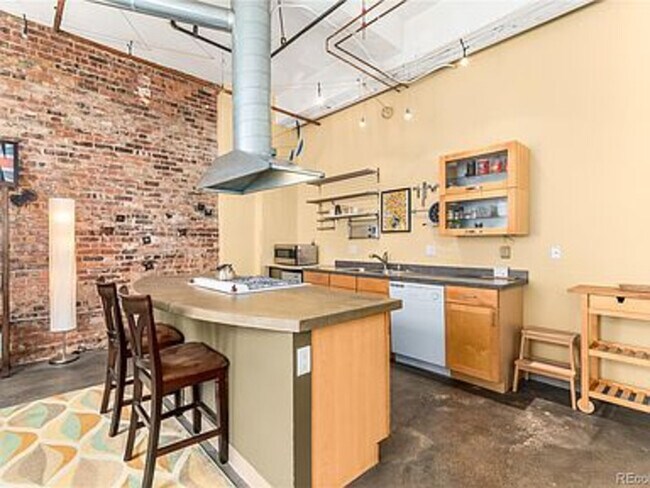 Building Photo - 1777 E 39th Ave