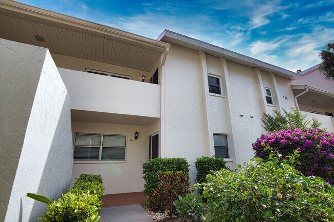 Building Photo - Annual Furnished 2nd Floor Condo on Capri ...