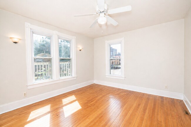 Foto del edificio - 114 E Johnson St