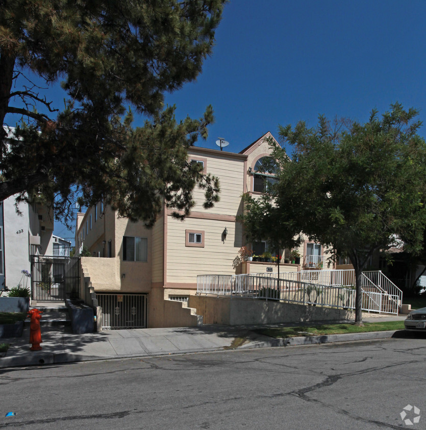 Foto del edificio - 437 E Cedar Ave