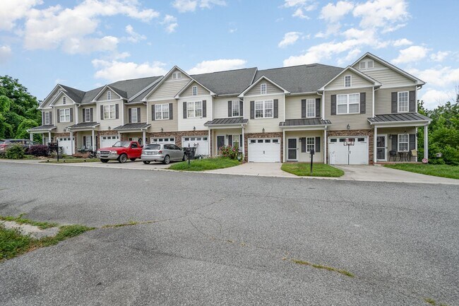 Foto del edificio - Spacious 2-Story Townhome with Finished Ba...