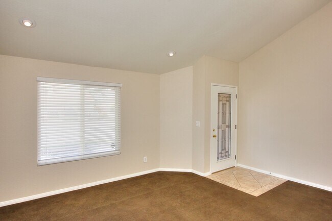Foto del edificio - Spacious 3 Bedroom, 2 Bath Home in Beautiful Lake Elsinore!