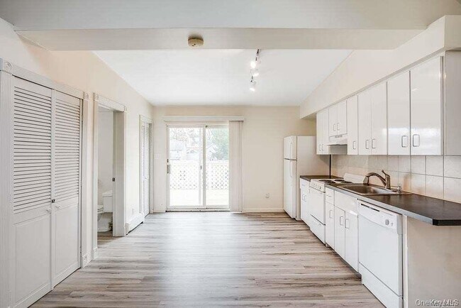 Foto del edificio - 75 Maxwell Ave