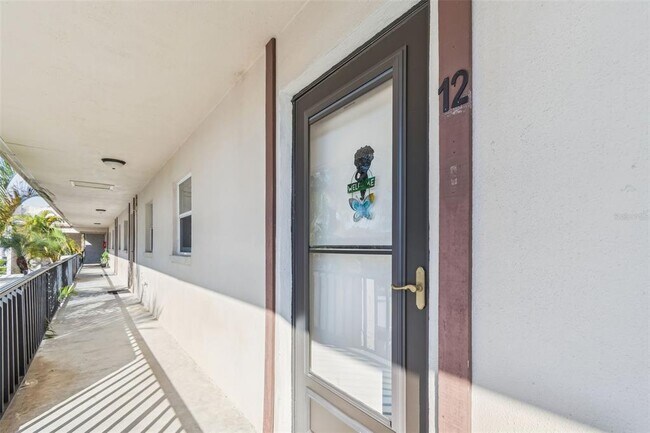 Foto del edificio - 2750 E Bay Dr