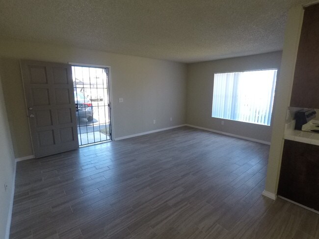 Sala de estar - 2330 Grove Ave