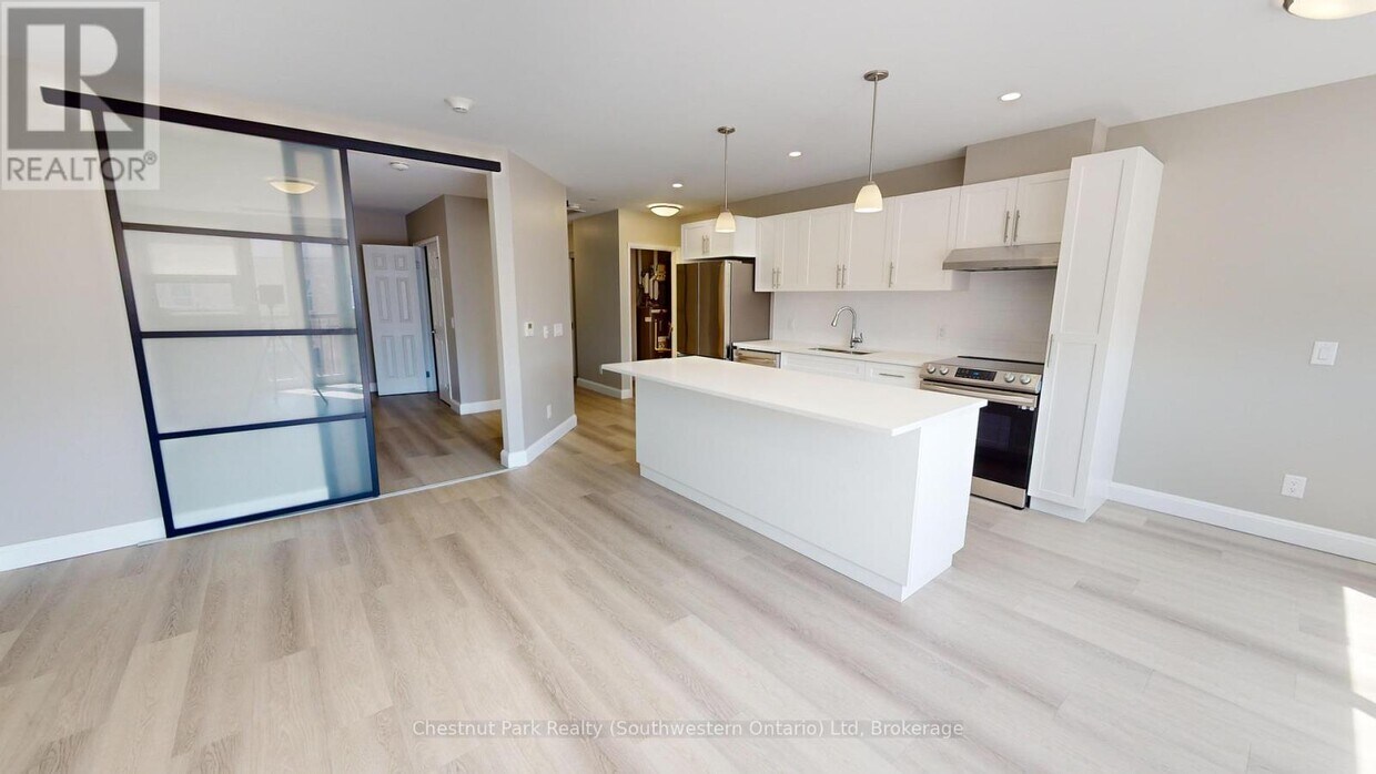 Primary Photo - 2-202 Quebec St