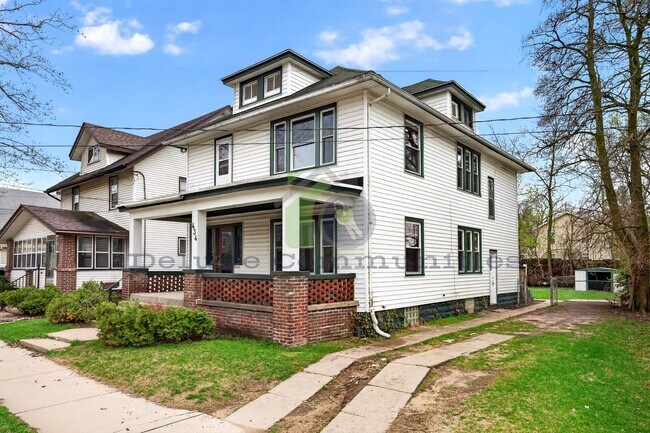 Foto del edificio - Beautiful Two Bedroom Lower Unit! Available NOW!!