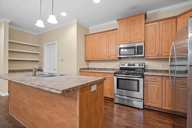 Building Photo - AVAILABLE NOW! Beautiful 3 bedroom townhome located in Waco!