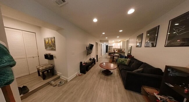 Building Photo - 712 W Briar Pl