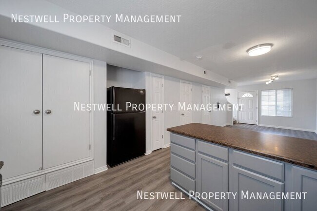 Foto del edificio - Great End Unit Townhouse in Prime Location!