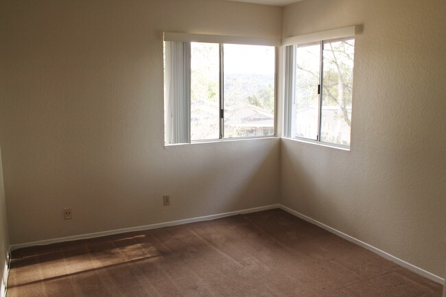 second bedroom - 6467 Amberwood Ln