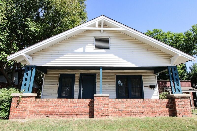 Primary Photo - 1017 S Hickory St