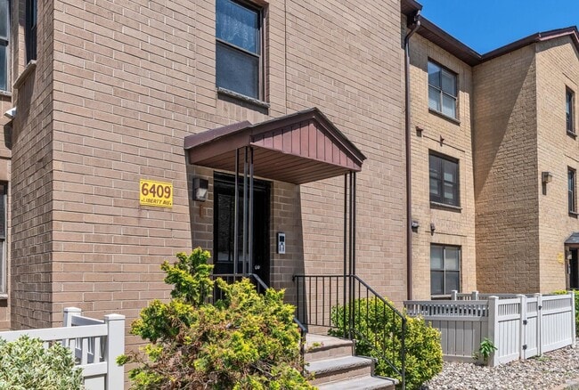 Foto del edificio - 6409 Liberty Ave