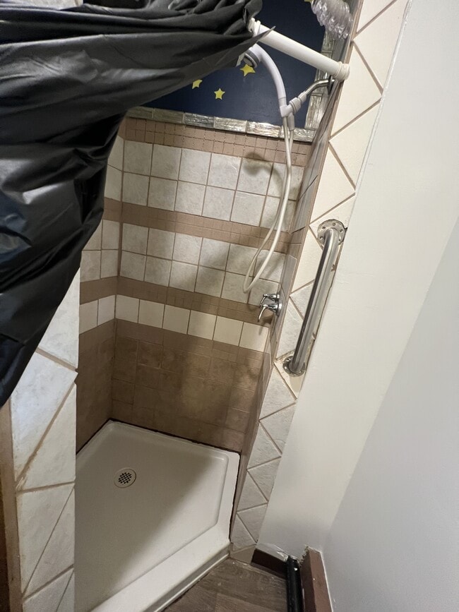 Building Photo - 608 4th Ave