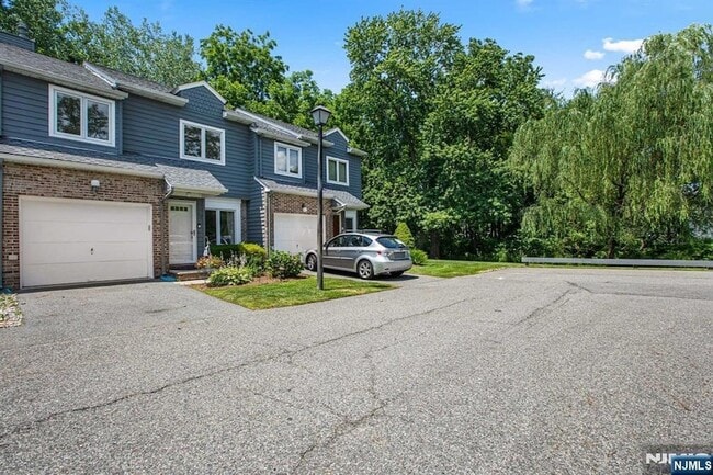 Foto del edificio - 6-04 Cross Meadows